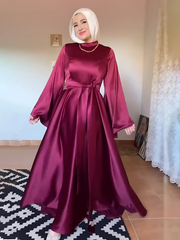 فستان ساتان بأكمام واسعة